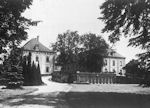 Widok zamku od strony poudniowo-zachodniej poprzez park - zdjcie z okoo 1935 roku